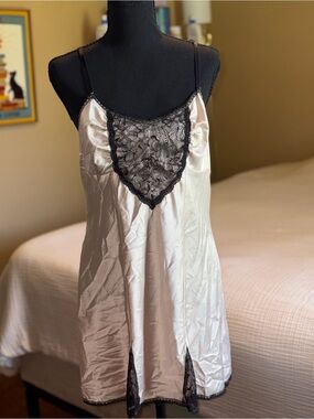 Champagne Gold Satin Black Lace Y2K Cosmopolitan Slip Dress Medium